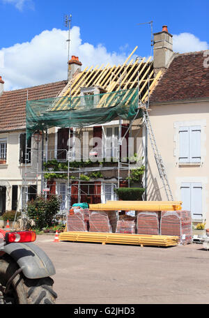 Le riparazioni del tetto su di una antica casa in un villaggio della Borgogna, in Francia. Foto Stock