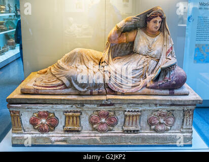 Terracotta dipinta sarcofago di Seianti Hanunia Tlesnasa, periodo etrusco, c.250-150BC, British Museum, Bloomsbury, London, England, Regno Unito Foto Stock