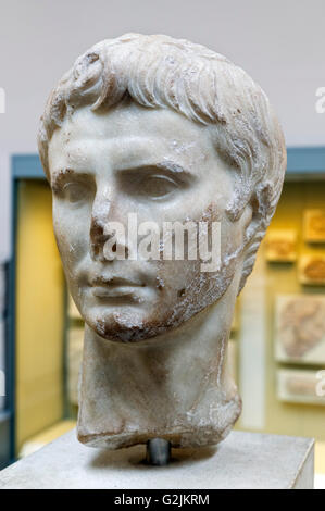 Testa di marmo dell'Imperatore Augusto, (63 BC-14 AD), fondatore dell'Impero Romano e il suo primo imperatore (27 BC - AD 14), data di statua c. AD 14, British Museum, Bloomsbury, London, England, Regno Unito Foto Stock