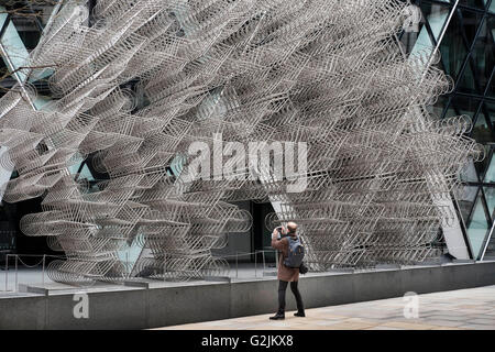 Fotografare turistica Ai Weiwei la scultura "Forever' installato al di fuori il Gherkin,città di Londra, Inghilterra Foto Stock