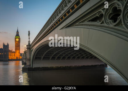 Il Big Ben e Westminster Bridge di notte,Londra,UK Foto Stock