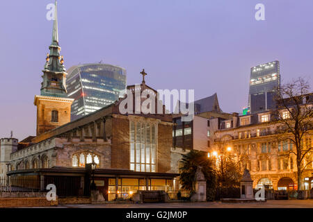 Tutti Hallows dalla torre-la più antica chiesa della città di Londra,con il walkie talkie grattacielo in background,città di Lon Foto Stock