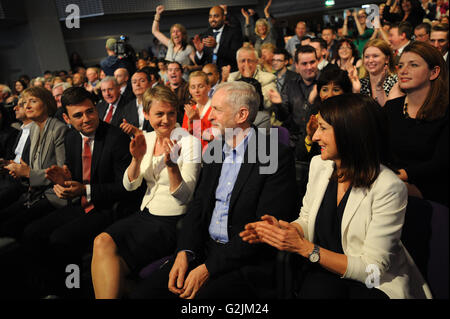 Voti a favore di Jeremy Corbyn sono annunciati, confermando la sua vittoria nel partito laburista concorso di leadership. Foto Stock