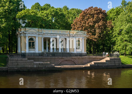 Il padiglione Rossi - un piccolo padiglione in stile impero, situato nel centro di San Pietroburgo nel giardino Mikhailovsky. Foto Stock