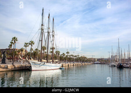 Yachts vicino al molo su acque calme con riflettendo Foto Stock