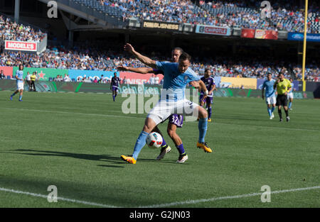 New York, NY, Stati Uniti d'America - 29 Maggio 2016: RJ Allen (27) di NYC FC & Adrian Inverno (32) della città di Orlando SC lotta per la sfera durante il match di MLS su Yankee Stadium Foto Stock