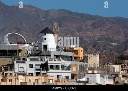 Il mulino a vento sul tetto nel Mediterraneo Porto di Aguilas sulla Costa Calida in Murcia nel sud-est della Spagna Foto Stock