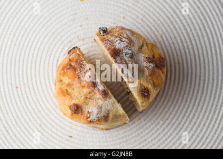 In casa a fette di muffin alla carota con lo spazio vuoto sul tessuto bianco sullo sfondo. Copyspace vista superiore Foto Stock