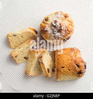 In casa a fette di muffin alla carota con lo spazio vuoto sul tessuto bianco sullo sfondo. Copyspace vista superiore Foto Stock