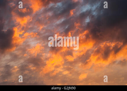 Sfondo naturale di coloratissimi cielo durante il tramonto. Foto Stock