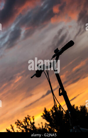 Un manubrio di bicicletta sullo sfondo di un cielo alba Foto Stock