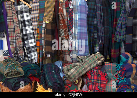 Selezione di sciarpe di tartan per turisti Glasgow, Scotland, Regno Unito. Foto Stock