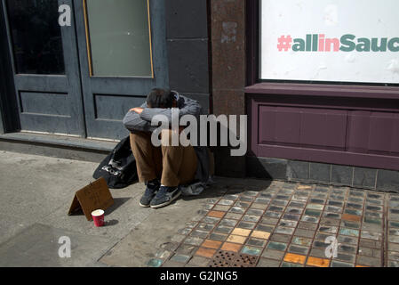 Senzatetto a mendicare con segno Glasgow, Scotland, Regno Unito. Foto Stock