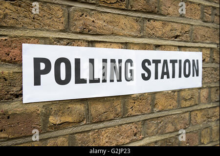 Elezioni britanniche stazione di polling segno appeso sul classico giallo muro di mattoni in Londra, Regno Unito Foto Stock