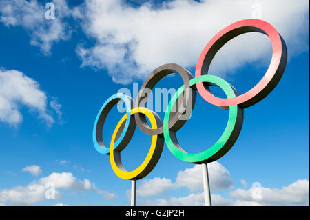 LONDON, Regno Unito - 14 ottobre 2015: anelli olimpici sostare al di sotto di un blu brillante nel cielo la Queen Elizabeth Olympic Park. Foto Stock