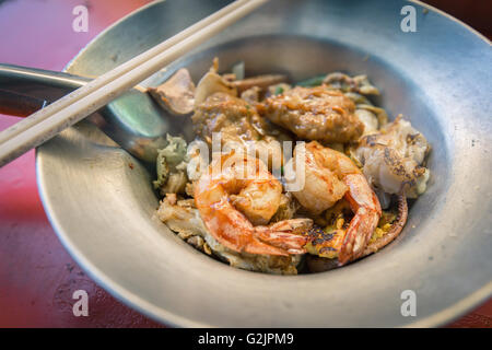 Tradizionali asiatici roast noodle coperti da gamberi alla griglia, maiale, pollo e carne. Si tratta di stile Tailandese chiamato 'Kuay Tiew Kua' che p Foto Stock