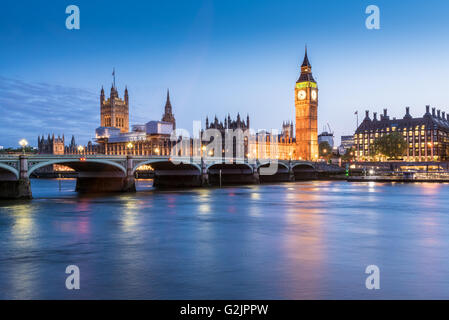 La Casa del Parlamento, il Big Ben e il fiume Tamigi a Londra in Inghilterra al crepuscolo Foto Stock