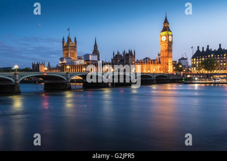 Le Case del Parlamento, Elizabeth Tower, il Big Ben e il fiume Tamigi a Londra in Inghilterra al crepuscolo Foto Stock