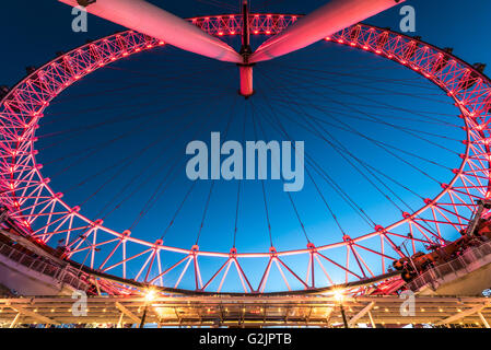 London Eye illuminato nel colore rosso dalla sua attuale sponsor Coca Cola Foto Stock