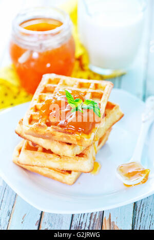 Frittelle con marmellata di albicocche sulla piastra Foto Stock