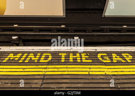 Mente il divario messaggio su un metro di Londra platform Foto Stock