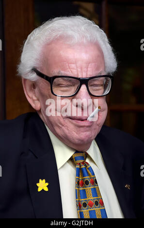 Barry Cryer avente un fumo al di fuori della Oldie of the Year Awards, The Simpsons, Strand, Londra 2 Feb 2016 Foto Stock