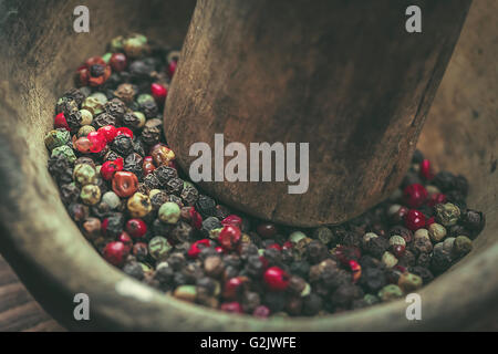 Il pepe in background in legno/ miscela di peperoni peperoncino, pepe rosso pepe nero, il pepe bianco pepe verde, in un antico w Foto Stock