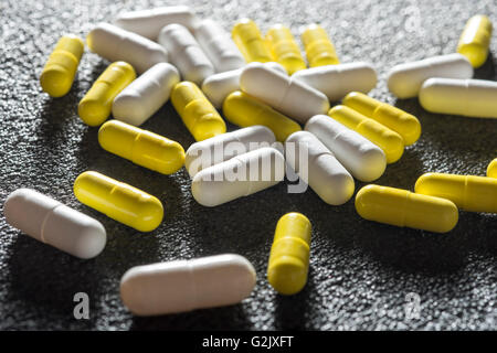 Pila di diverse pillole colorate Foto Stock