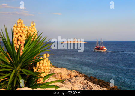 Nave a vela vela vicino all isola di Hvar e faro Pokonji Dol. Foto Stock