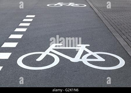 Bicicletta segno di corsia sulla strada Foto Stock