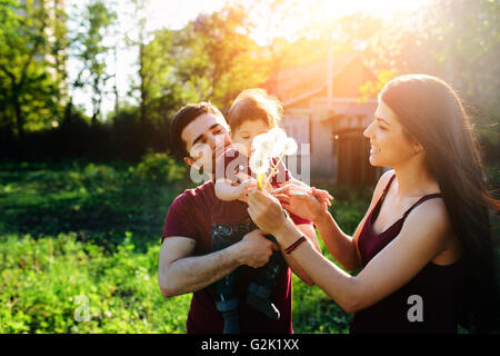 Famiglia giovane con un bambino sulla natura Foto Stock