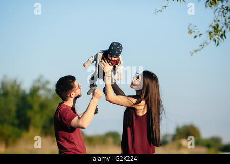 Famiglia giovane con un bambino sulla natura Foto Stock