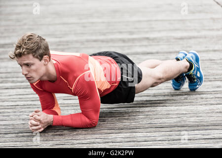 Crossfit giovane fasciame al di fuori esercizio Foto Stock