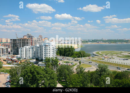 Città sulla costa del fiume. Kazan, Russia, 26-05-2016 Foto Stock