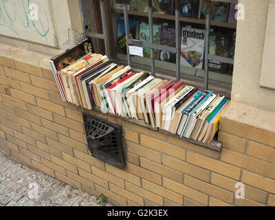 Bookstore su strada . Libri sul davanzale, vari tipi di libri in offerta Foto Stock