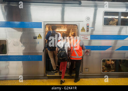 Migliaia pack la palla di cannone alla Stazione Penn di New York di uscire dalla città per il weekend del Memorial Day Venerdì 27 Maggio, 2016. Ogni venerdì durante il periodo estivo il treno, consistente di double-decker cars tirato da un potente dual-mode locomotiva, correrà express per Westhampton sull'Isola Lunga rendendo le 76 miglia di viaggio in 94 minuti. Da Westhampton continuerà a punti a est che arrivano in corrispondenza della punta dell'isola, Montauk. La domenica il treno procederà in retromarcia e tornare alla stazione di Penn. Il treno è il solo nome eseguito su ferrovia. Il viaggio da Penn Station a Montauk terminale è 117 Foto Stock