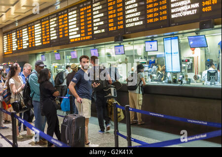 Migliaia pack Stazione Penn di New York di uscire dalla città per il weekend del Memorial Day Venerdì 27 Maggio, 2016. Ogni venerdì durante il periodo estivo il treno, consistente di double-decker cars tirato da un potente dual-mode locomotiva, correrà express per Westhampton sull'Isola Lunga rendendo le 76 miglia di viaggio in 94 minuti. Da Westhampton continuerà a punti a est che arrivano in corrispondenza della punta dell'isola, Montauk. La domenica il treno procederà in retromarcia e tornare alla stazione di Penn. Il treno è il solo nome eseguito su ferrovia. Il viaggio da Penn Station a Montauk terminale è 117 miglia rendendo il Foto Stock