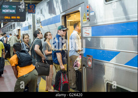 Migliaia pack la palla di cannone alla Stazione Penn di New York di uscire dalla città per il weekend del Memorial Day Venerdì 27 Maggio, 2016. Ogni venerdì durante il periodo estivo il treno, consistente di double-decker cars tirato da un potente dual-mode locomotiva, correrà express per Westhampton sull'Isola Lunga rendendo le 76 miglia di viaggio in 94 minuti. Da Westhampton continuerà a punti a est che arrivano in corrispondenza della punta dell'isola, Montauk. La domenica il treno procederà in retromarcia e tornare alla stazione di Penn. Il treno è il solo nome eseguito su ferrovia. Il viaggio da Penn Station a Montauk terminale è 117 Foto Stock