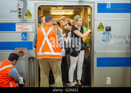 Migliaia pack la palla di cannone alla Stazione Penn di New York di uscire dalla città per il weekend del Memorial Day Venerdì 27 Maggio, 2016. Ogni venerdì durante il periodo estivo il treno, consistente di double-decker cars tirato da un potente dual-mode locomotiva, correrà express per Westhampton sull'Isola Lunga rendendo le 76 miglia di viaggio in 94 minuti. Da Westhampton continuerà a punti a est che arrivano in corrispondenza della punta dell'isola, Montauk. La domenica il treno procederà in retromarcia e tornare alla stazione di Penn. Il treno è il solo nome eseguito su ferrovia. Il viaggio da Penn Station a Montauk terminale è 117 Foto Stock