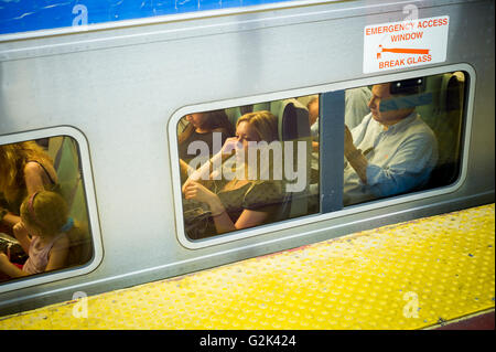Migliaia pack la palla di cannone alla Stazione Penn di New York di uscire dalla città per il weekend del Memorial Day Venerdì 27 Maggio, 2016. Ogni venerdì durante il periodo estivo il treno, consistente di double-decker cars tirato da un potente dual-mode locomotiva, correrà express per Westhampton sull'Isola Lunga rendendo le 76 miglia di viaggio in 94 minuti. Da Westhampton continuerà a punti a est che arrivano in corrispondenza della punta dell'isola, Montauk. La domenica il treno procederà in retromarcia e tornare alla stazione di Penn. Il treno è il solo nome eseguito su ferrovia. Il viaggio da Penn Station a Montauk terminale è 117 Foto Stock