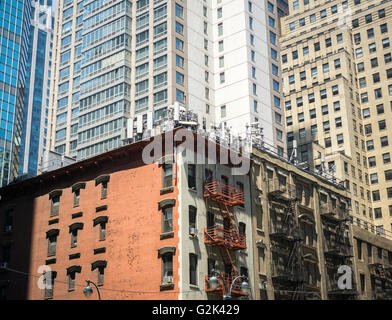 Un telefono cellulare trasmettitore farm si trova sul tetto di un palazzo di appartamenti di Brooklyn a New York Sabato, 28 maggio 2016. (© Richard B. Levine) Foto Stock