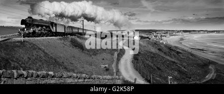Berwick upon Tweed, Inghilterra, 17 maggio 2016. Il Flying Scotsman capi sud dopo aver preso su acqua a Tweedmouth, Berwick upo Foto Stock