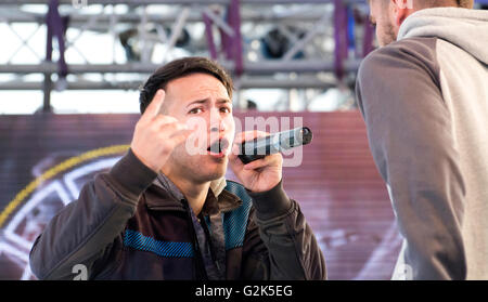 MC spagnolo 'Neyko' canta al freestyle battle 'RedBull Batalla de Los Gallos' in Leon (Spagna) il 29 maggio 2016. Foto Stock