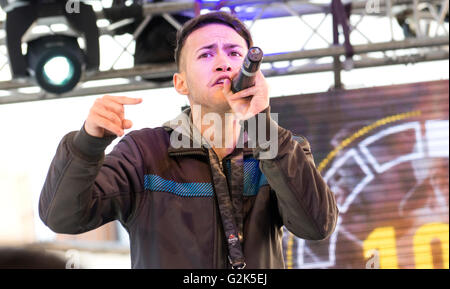 MC spagnolo 'Neyko' canta al freestyle battle 'RedBull Batalla de Los Gallos' in Leon (Spagna) il 29 maggio 2016. Foto Stock