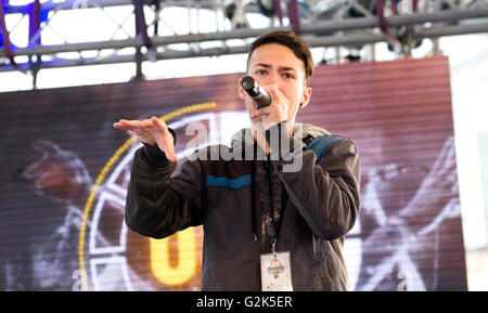 MC spagnolo 'Neyko' canta al freestyle battle 'RedBull Batalla de Los Gallos' in Leon (Spagna) il 29 maggio 2016. Foto Stock