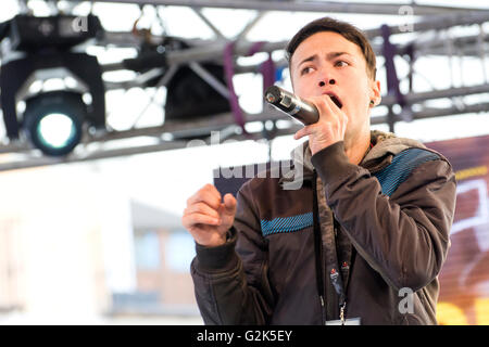 MC spagnolo 'Neyko' canta al freestyle battle 'RedBull Batalla de Los Gallos' in Leon (Spagna) il 29 maggio 2016. Foto Stock