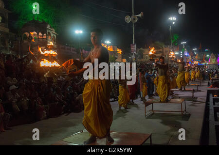 I sacerdoti di eseguire la sera Aarti sul fiume Shipra Ghats, Ujjain Kumbh Mela 2016 Foto Stock