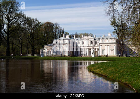 Palazzo Cinese e uno stagno nel parco di Oranienbaum, San Pietroburgo, Russia Foto Stock