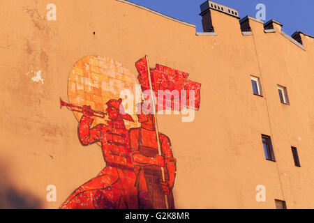 Stile sovietico dipinto sul muro del vecchio edificio residenziale a San Pietroburgo, Russia Foto Stock