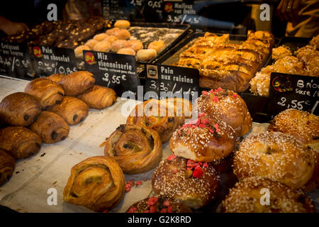 Pasticcini, ciambelle dolci sul display, Avignon Vaucluse, Vaucluse, Provence-Alpes-Côte d'Azur, in Francia Foto Stock